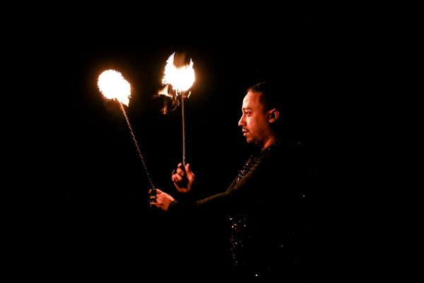 Plongez dans l'univers enflammé du Super Cho avec un spectacle de feu